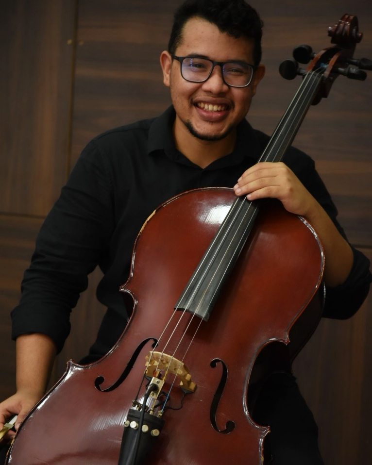Roney Petherson sorrindo, com o violoncelo