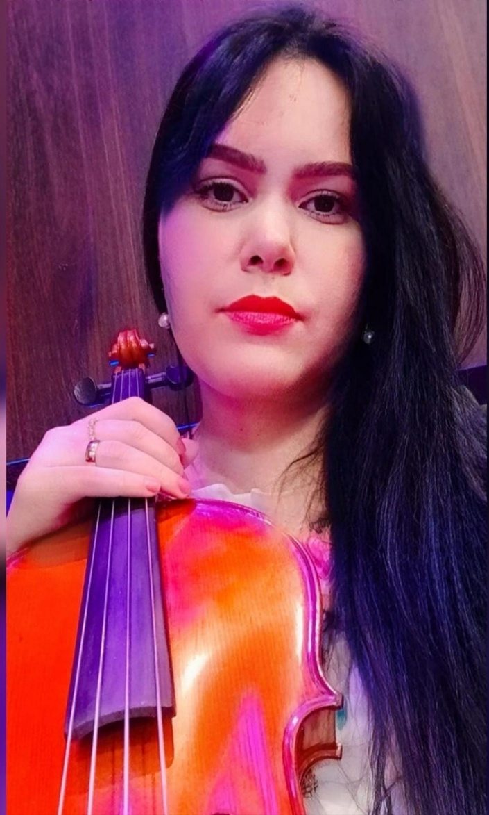 Tamyrys José com a viola